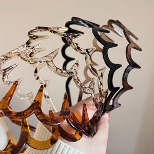 Détail des cerceaux à cheveux ondulés colorés avec des dents en résine pour le lavage quotidien.