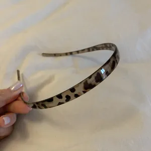 Serre-tête fin en acrylique imprimé léopard style minimaliste écaille de tortue détail