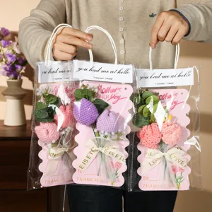 Handgemaakte gehaakte tulpen en anjer wenskaart cadeautas speciaal voor moederdag.