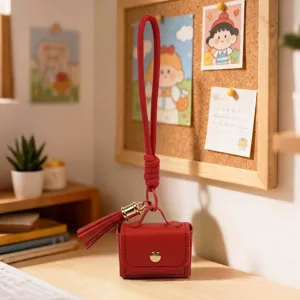 Eleganter roter PU-Leder Mini-Taschen-Schlüsselanhänger mit geflochtenem Band und Quaste.