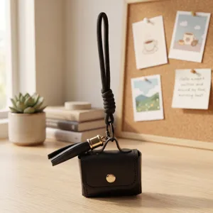 Schwarzer Mini PU Leder Taschenanhänger mit Quaste und goldenen Beschlägen als Schlüssel