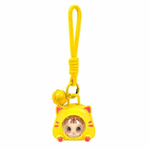 Süßer gelber Katzen Taschenanhänger Schlüsselanhänger mit Glocke und Kapseldesign für Rucksack