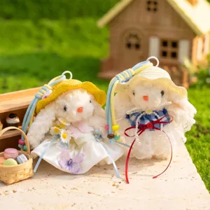 Detailansicht süßer Plüsch Kaninchen Taschenanhänger mit Kleid und Strohhut für Damen.