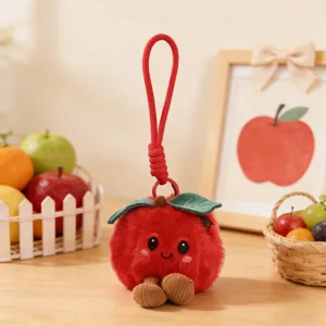 Detailansicht des roten Apfel Pluesch Schluesselanhaengers, niedliche Taschendeko.