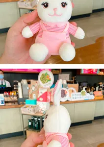 Schattige cartoon konijn pluche speelgoed sleutelhanger, roze gestreepte outfit tas.