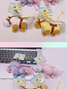 Detalle de llavero de caballo de peluche, colgante de animal suave con silla y etiqueta.