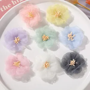 Fleurs en organza colorées avec perle centrale, idéales pour pinces à cheveux et bijoux DIY.