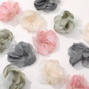 Vue détaillée d'accessoires de fleurs en tissu faits main, charmants et polyvalents.