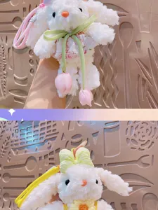 Nahaufnahme Details des flauschigen Plueschhasen Schluesselanhangers mit Kleid und Schleife.