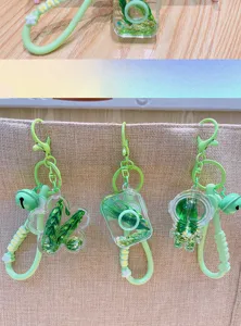 Grüner Ölschüttelkeychain Acryl Taschenanhänger Detailansicht Hängende Präsentation.