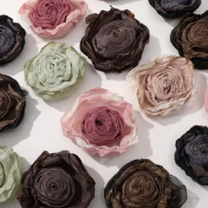 Accessori di fiori in tessuto mesh fatti a mano per forcine fai da te e decorazioni.