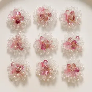 Gedetailleerd overzicht van handgemaakte roze kristalglas bloemkralen voor sieraden.