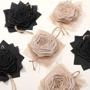 Vista dettagliata degli accessori fai da te in tessuto a rosa, design in rete e corda per artigianato.