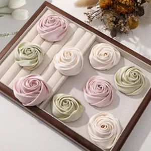 Vista dettagliata di accessori di fiori di rosa in tessuto fatti a mano, multicolore.