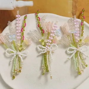 Detail van handgemaakte kraal bloemboeket, schattig kristal DIY bloem accessoire.