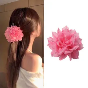 Pince à cheveux fleur en gaze 3D rose accessoire floral doux vue de détail polyvalent