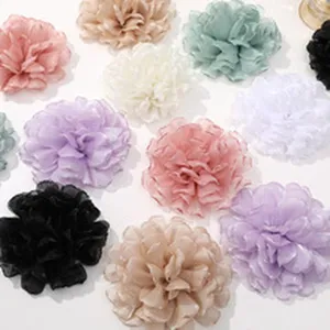 Accessoires DIY en fleur de satin organza, collier ras du cou et épingle à cheveux mignons.