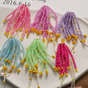 Set di accessori per capelli fai-da-te con nappine di perline fatte a mano colorate.