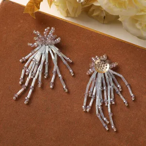 Primer plano de los detalles de accesorios florales con borlas de cuentas de cristal DIY.