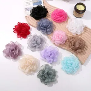 Accessoires de fleurs en tissu coloré pour colliers DIY, pinces à cheveux et vêtements.
