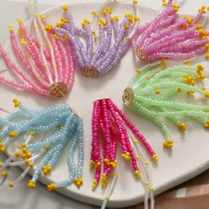 Primo piano di materiali fai da te con nappe di perline colorate, accessori floreali fatti.