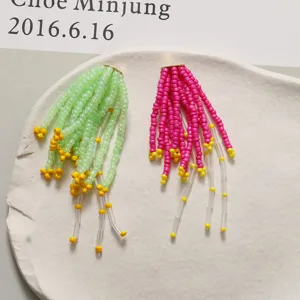 Orecchini pendenti lunghi con perline stile cascata colorato accessori moda fai da te per donna.