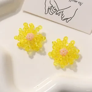 Boucles d'oreilles fleurs en perles de cristal faits main, charmant design jaune vif.