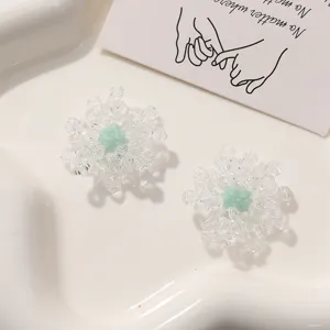 Détail d'accessoire de fleur de perles de cristal, élément tissé à la main, éclat délicat.