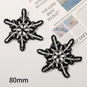 Nahaufnahme des schwarz-weißen Perlen-Schneeflocken-Aufnähers, DIY-Bastelzubehör 80mm.