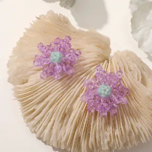 Detail boucles d'oreilles fleurs perles cristal violet fait main accessoire de mode charm