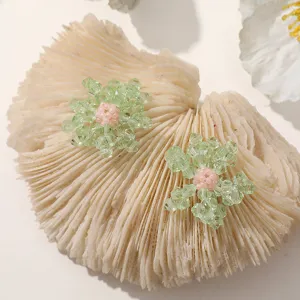 Accessoires de fleurs en perles faits main avec cristaux verts et perles roses, beau détail.
