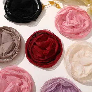 Gros plan détaillé d'accessoires de fleurs de roses en dentelle tulle pour loisirs créatifs.