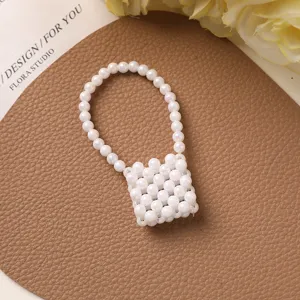 Handgefertigte weiße Perlentaschen Details, perfekt für DIY Schlüsselanhänger und Accessoires.