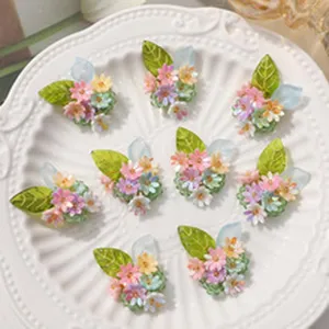 Gedetailleerd overzicht van DIY handgemaakte bloem kralen accessoires, kleurrijke bedels.