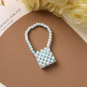 Mini Perlen Taschenanhänger Detailansicht, handgemachte Farbverlauf Perlen Handy Ketten Accessoire.