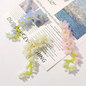 Handgemaakte kralen bloem accessoires voor DIY haarspelden, broches en leuke schoenversieringen.