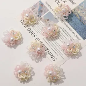 Handgemaakte kraalbloem detailopname, roze kant strass parel sieraden accessoires voor DIY knutselen.