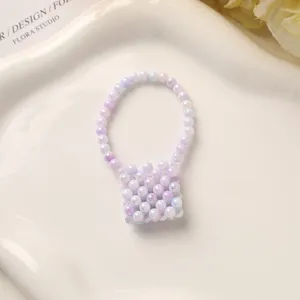 Detailansicht des Perlen-Mini-Taschenanhängers in Lila, handgefertigter Taschenschmuck.