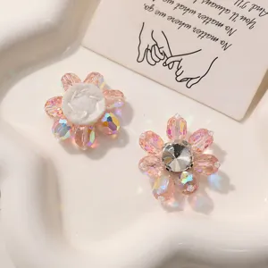 Handgemaakte kristallen strass bloem patch detailweergave, perfect voor DIY schoenen en haar.