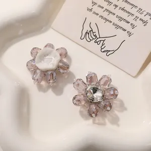 Roze kristal strass bloem patch detail, sprankelende DIY accessoire voor handwerk.