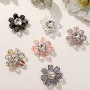Close-up van sprankelende kristallen strass bloemenpatches, meerkleurige DIY handgemaakte accessoires.