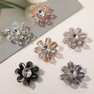 Detailopname van kristallen strass bloemenpatches, sprankelende DIY schoenaccessoires.