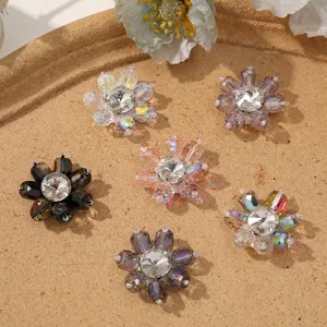 Gedetailleerd overzicht van sprankelende kristallen strass bloemenpatches voor DIY accessoires.