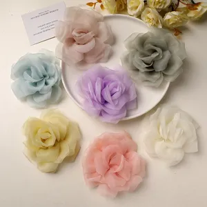 Vista dettagliata di più rose di garza colorate come accessori per forcine per capelli.