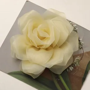 Elegante fiore di rosa in leggera garza per forcine fai da te, spille o decorazione di vestiti.