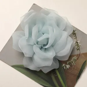 Fiore di rosa in chiffon azzurro chiaro per accessori per capelli fai da te e abbigliamento.