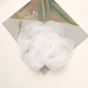 Dettaglio fiore di rosa in chiffon bianco, squisito design multistrato per accessori fai da te.