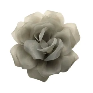 Elegante fiore di rosa in tulle grigio, perfetto per fermagli, spille o accessori moda.