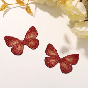 Détail de patch papillon brodé de fil d'or, idéal pour les loisirs créatifs et la déco de vêtements.