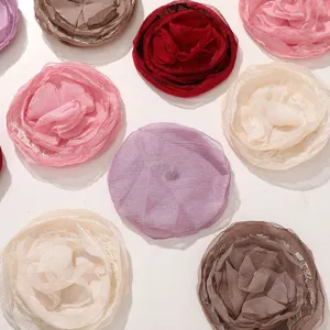 Gros plan sur les accessoires de fleurs de roses en tulle et dentelle, idéaux pour le bricolage.